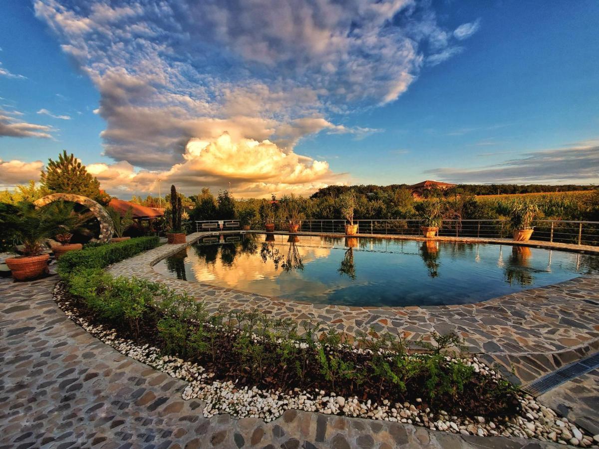 Country Spa Retreat Snagov Bagian luar foto The "Blue Lake"