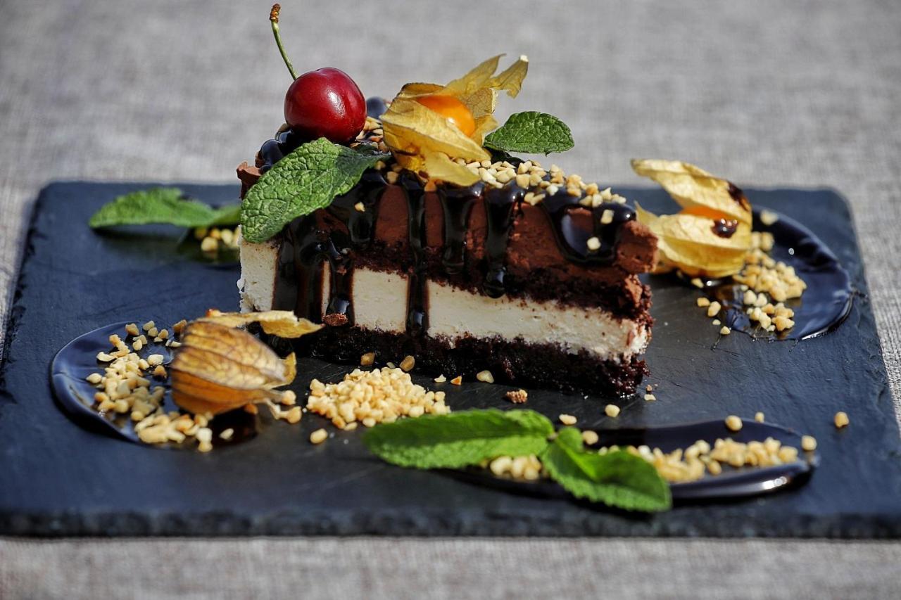 Country Spa Retreat Snagov Bagian luar foto A chocolate cheesecake