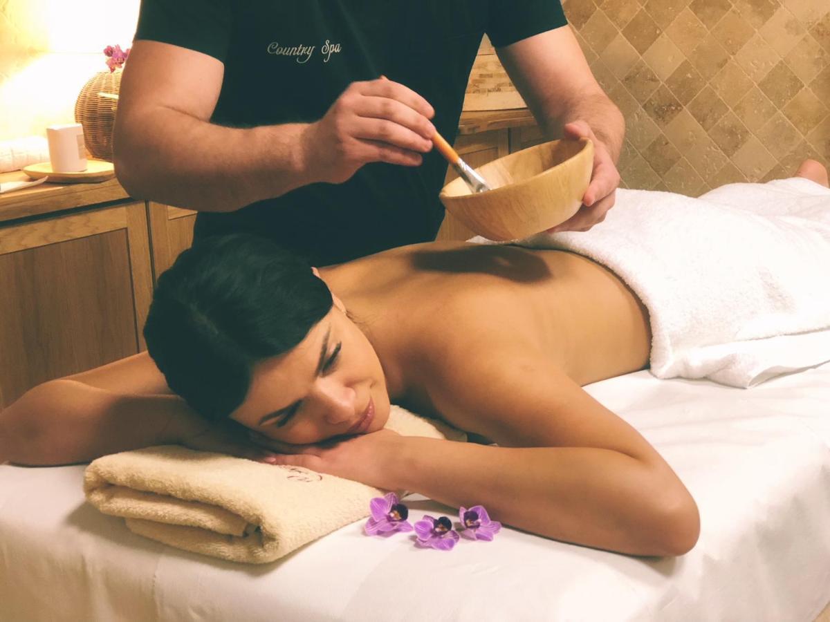Country Spa Retreat Snagov Bagian luar foto A spa treatment