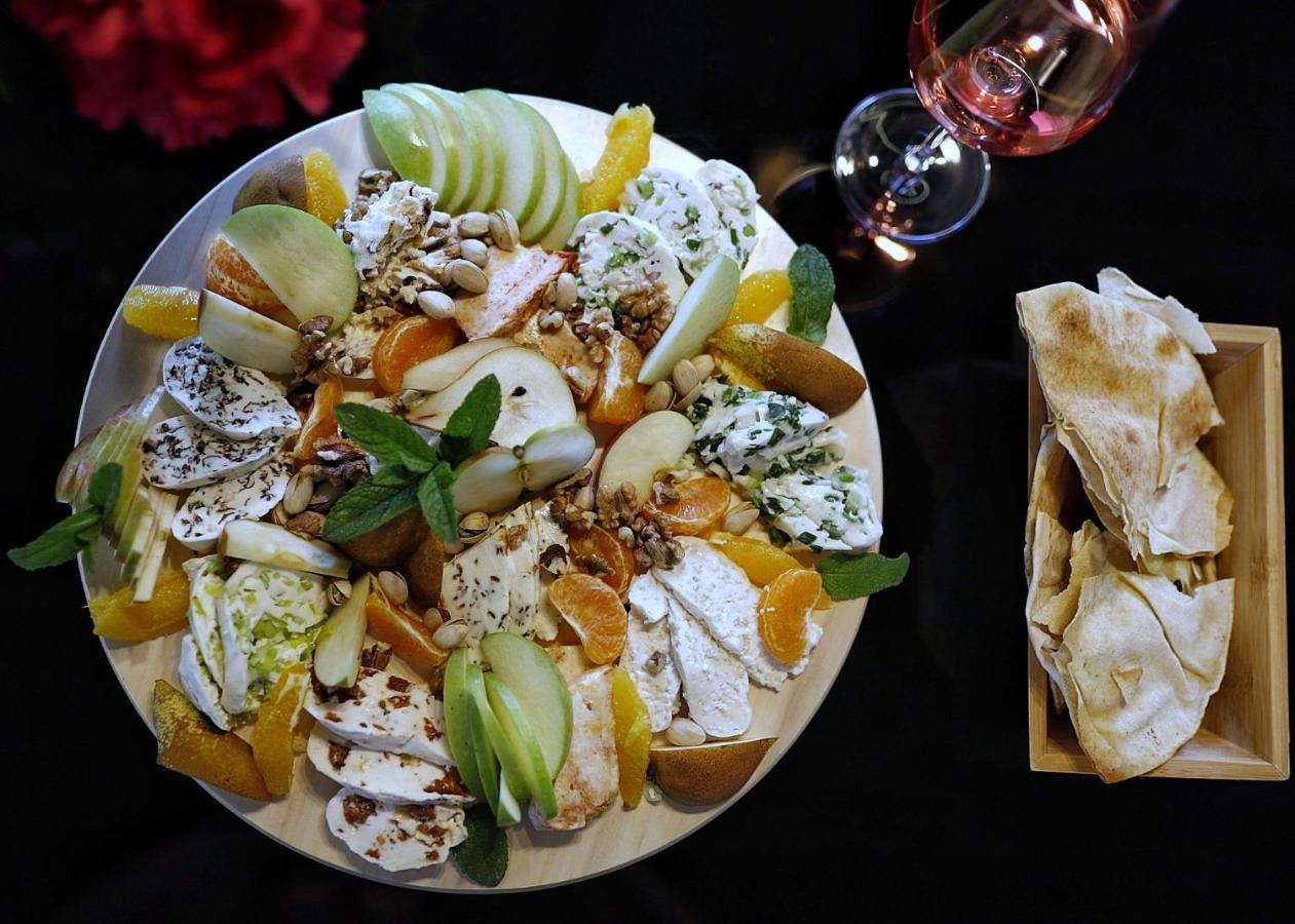 Country Spa Retreat Snagov Bagian luar foto A cheese platter with a selection of cheeses and fruit