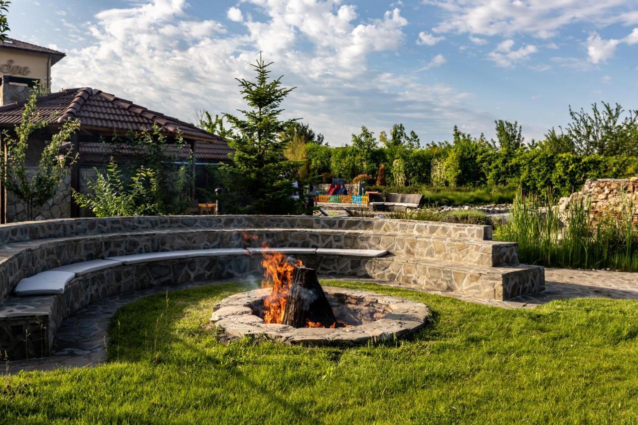 Country Spa Retreat Snagov Bagian luar foto The amphitheater