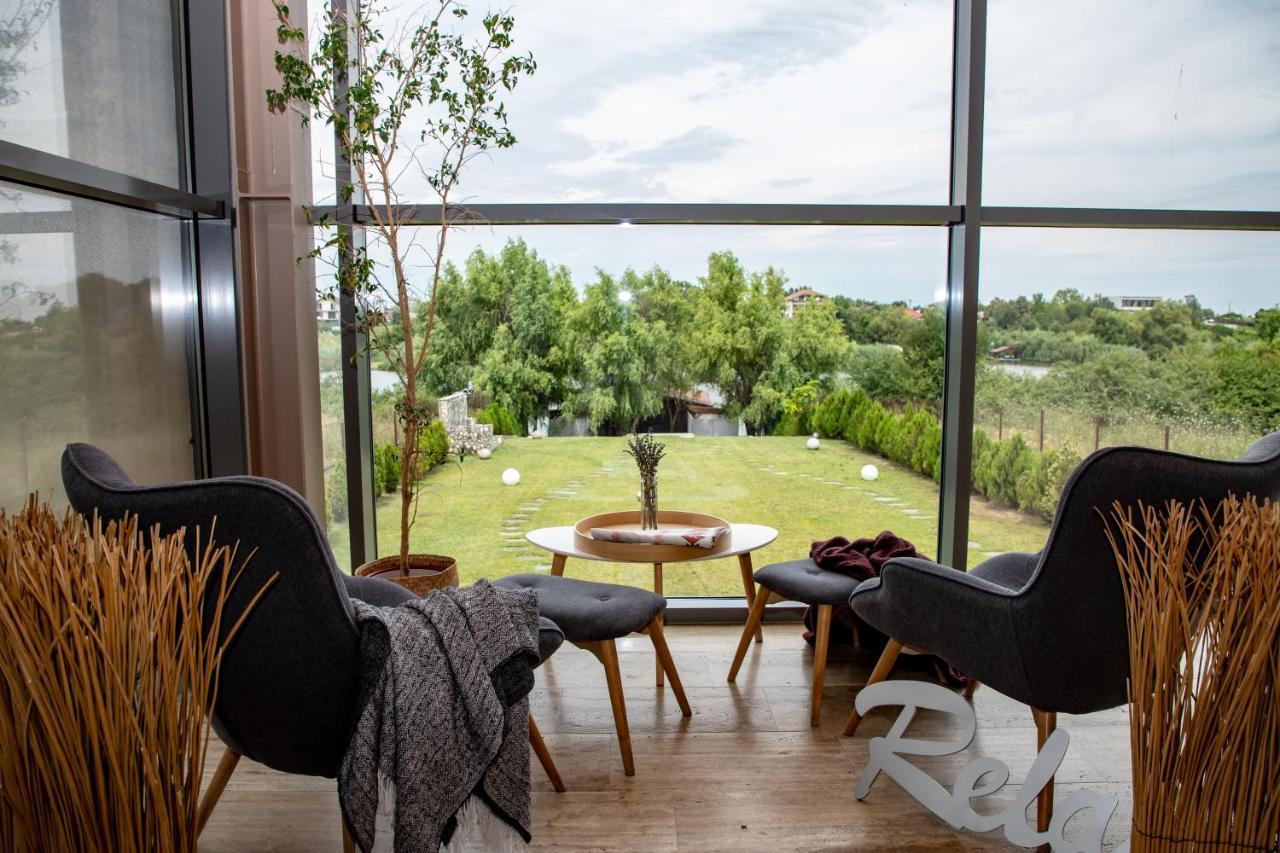 Country Spa Retreat Snagov Bagian luar foto View from the living room