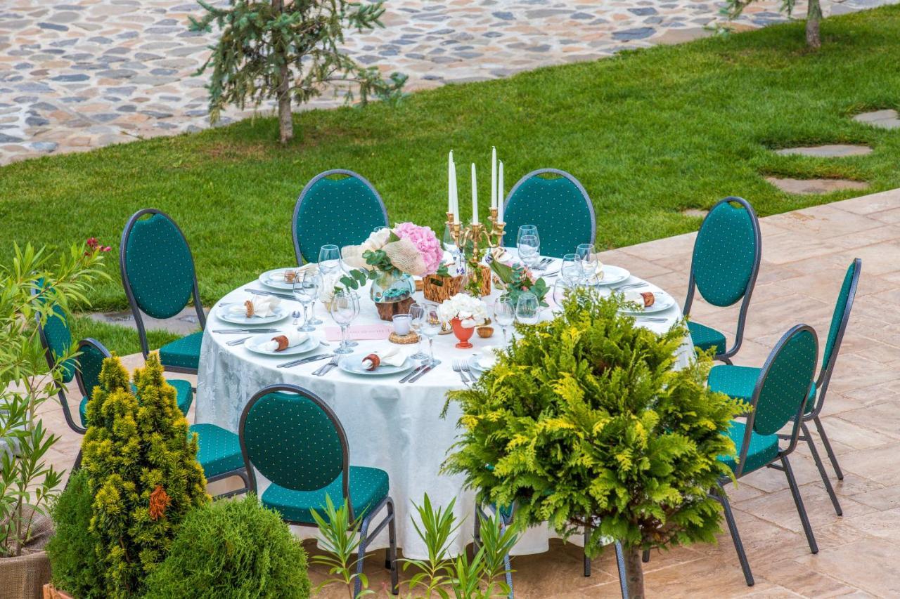 Country Spa Retreat Snagov Bagian luar foto A table set for a wedding reception