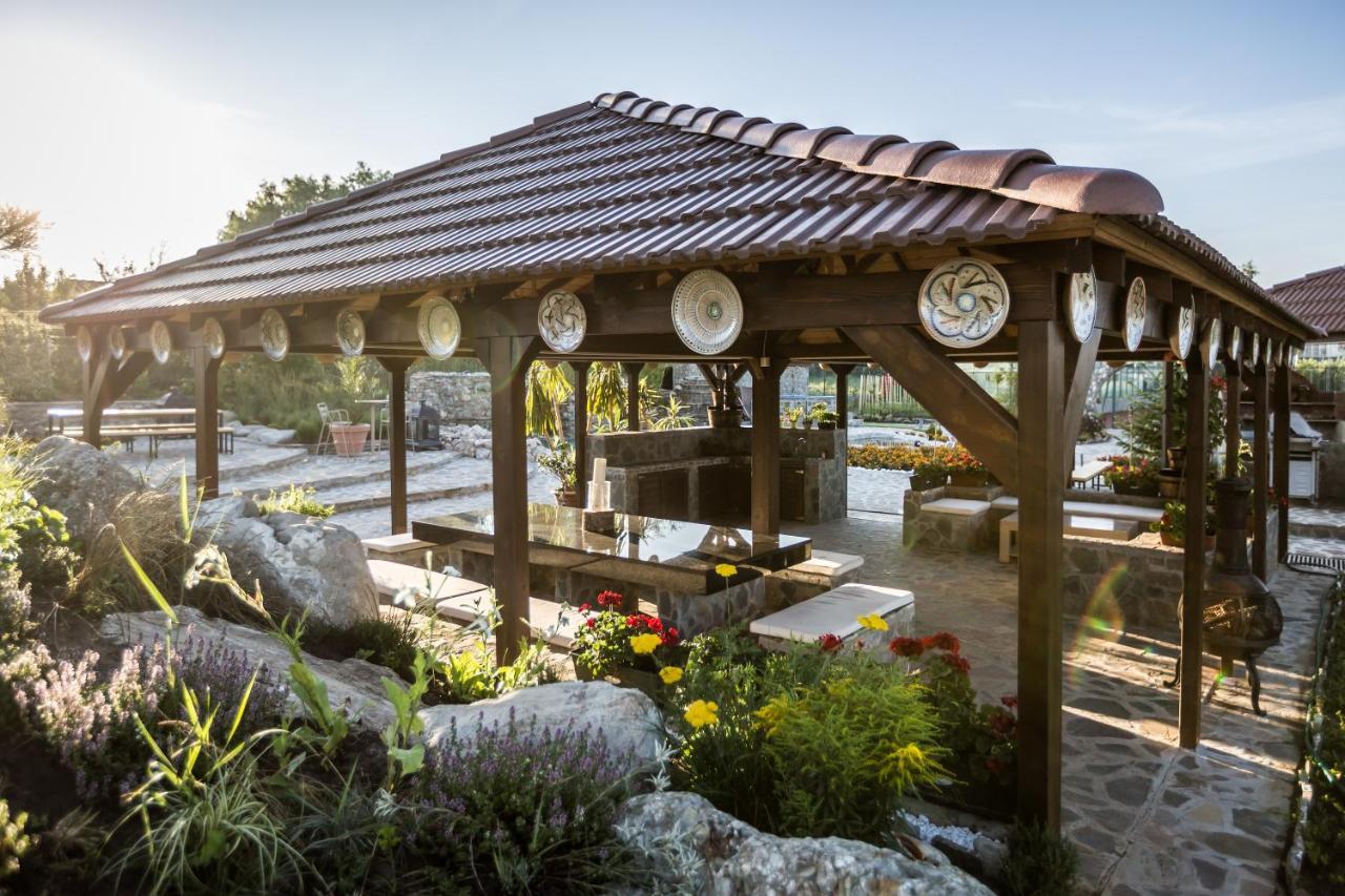 Country Spa Retreat Snagov Bagian luar foto Pergola