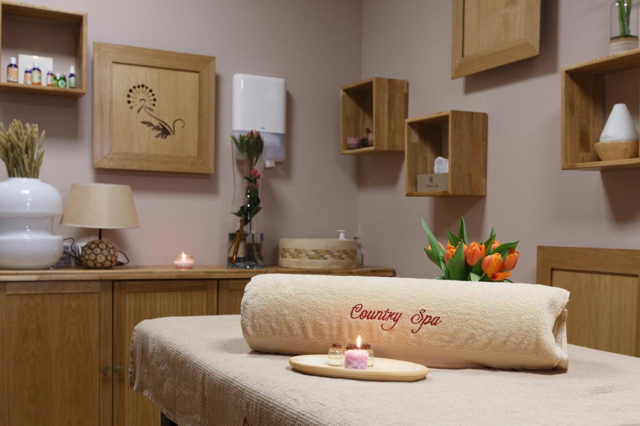 Country Spa Retreat Snagov Bagian luar foto A spa treatment room