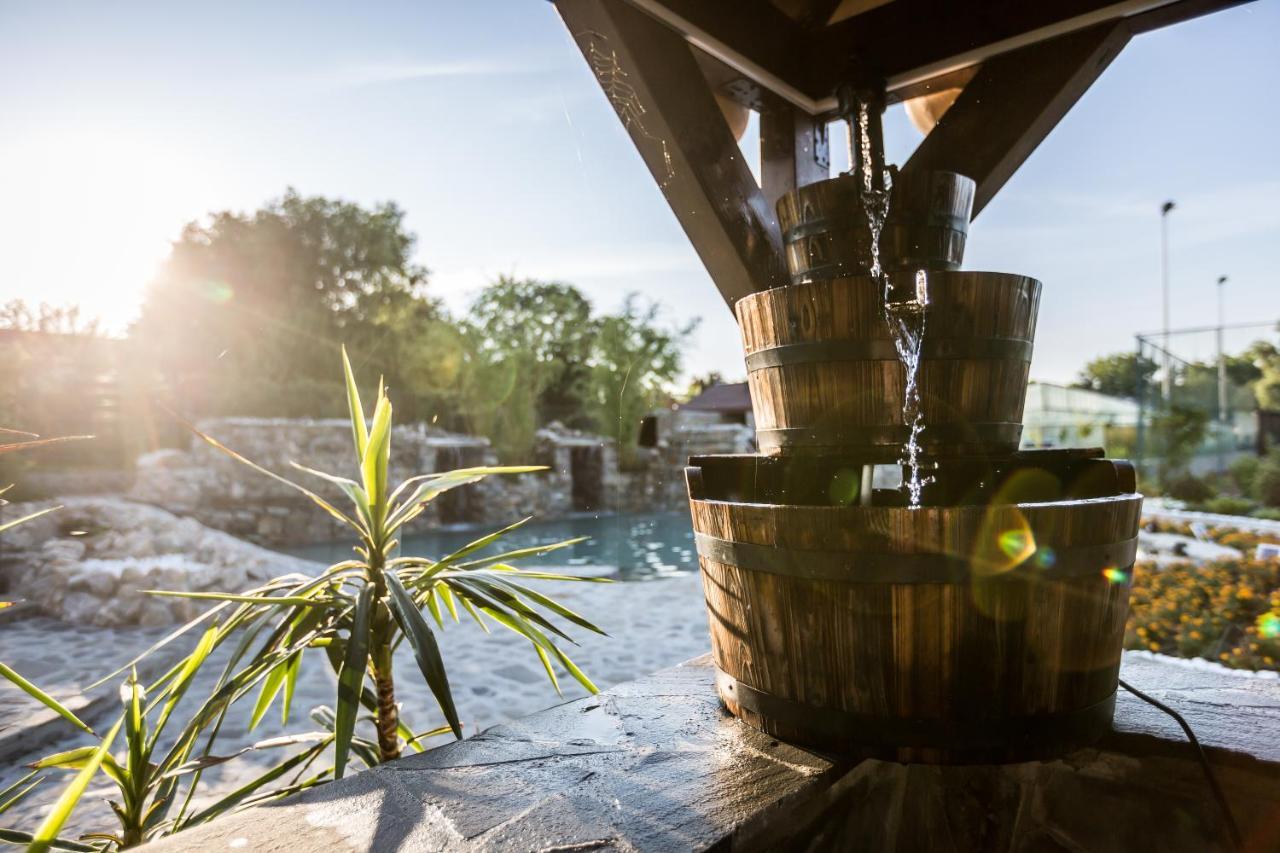 Country Spa Retreat Snagov Bagian luar foto The Noria de los Tres Caños