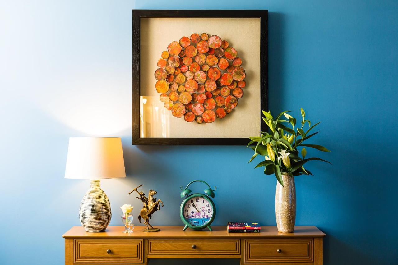 Country Spa Retreat Snagov Bagian luar foto A framed work of art on a wall