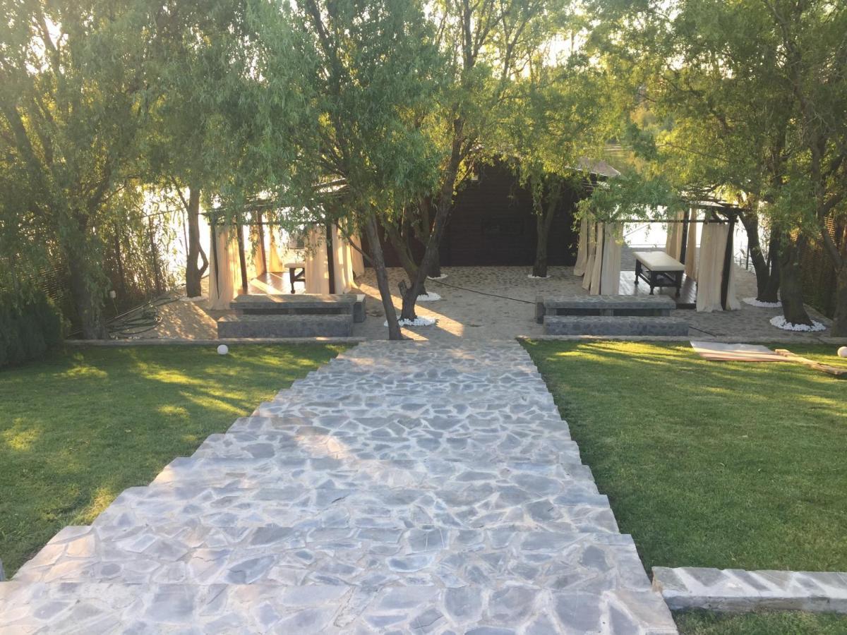 Country Spa Retreat Snagov Bagian luar foto The entrance to the memorial
