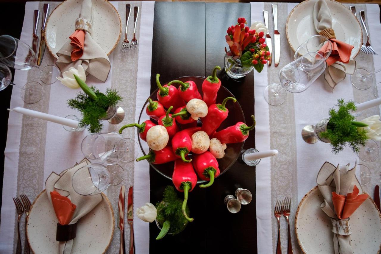 Country Spa Retreat Snagov Bagian luar foto A table set for a dinner party