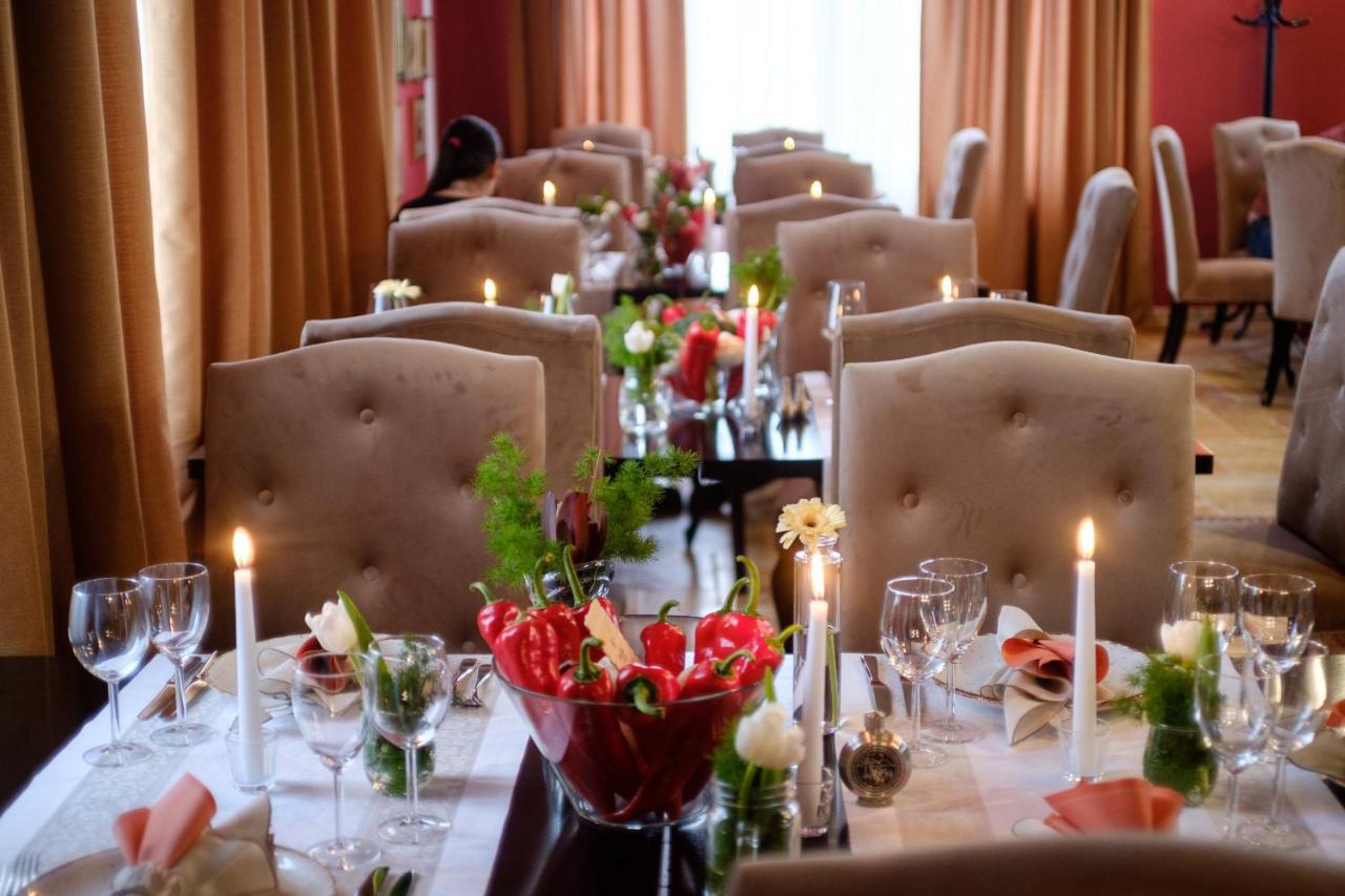 Country Spa Retreat Snagov Bagian luar foto A table set for a dinner party