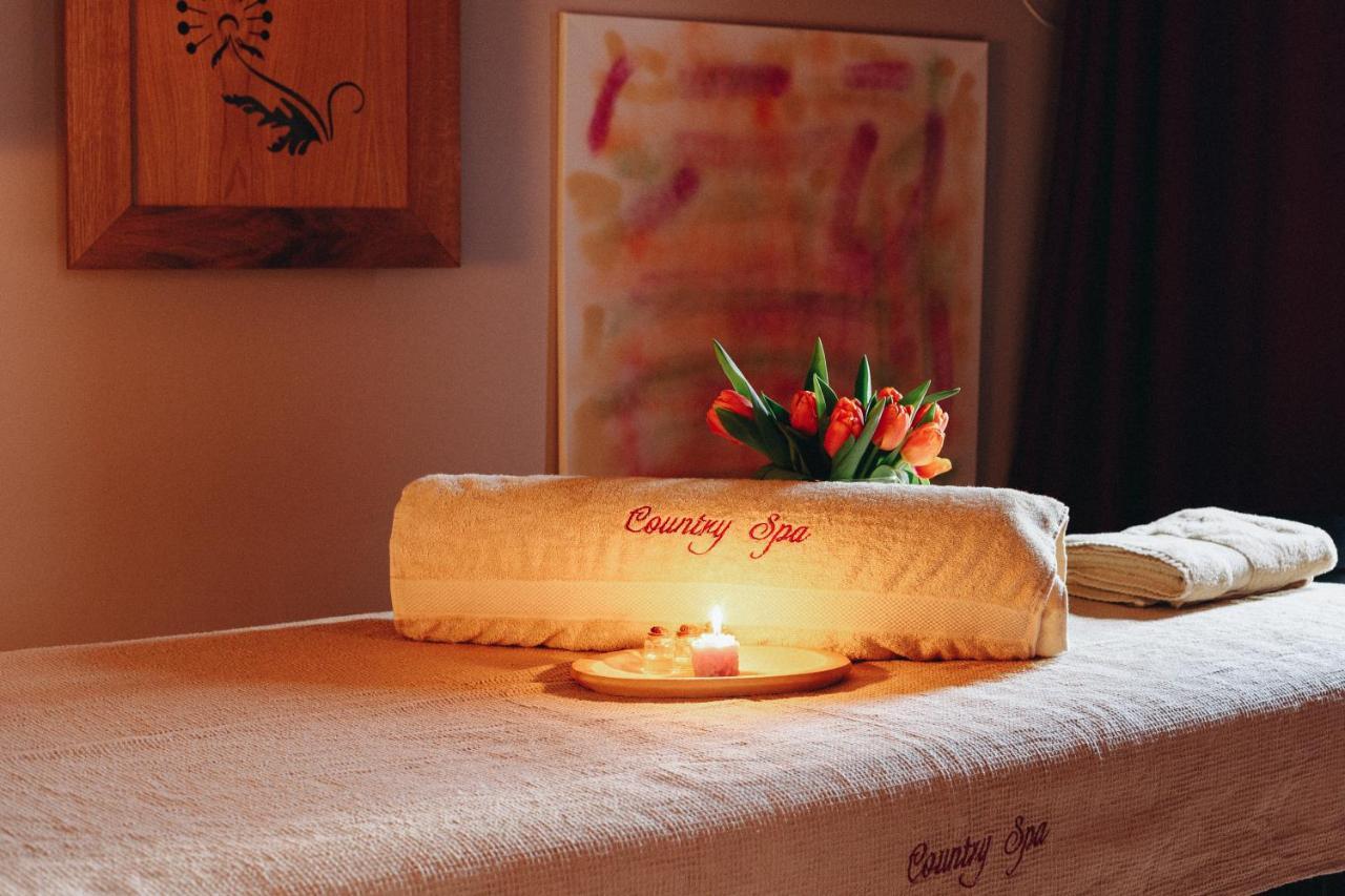 Country Spa Retreat Snagov Bagian luar foto A spa treatment table