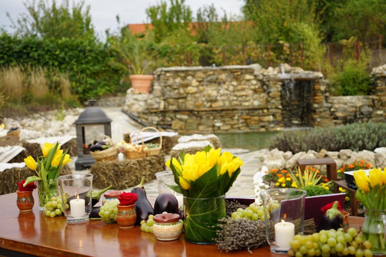 Country Spa Retreat Snagov Bagian luar foto A typical table at a Greek wedding