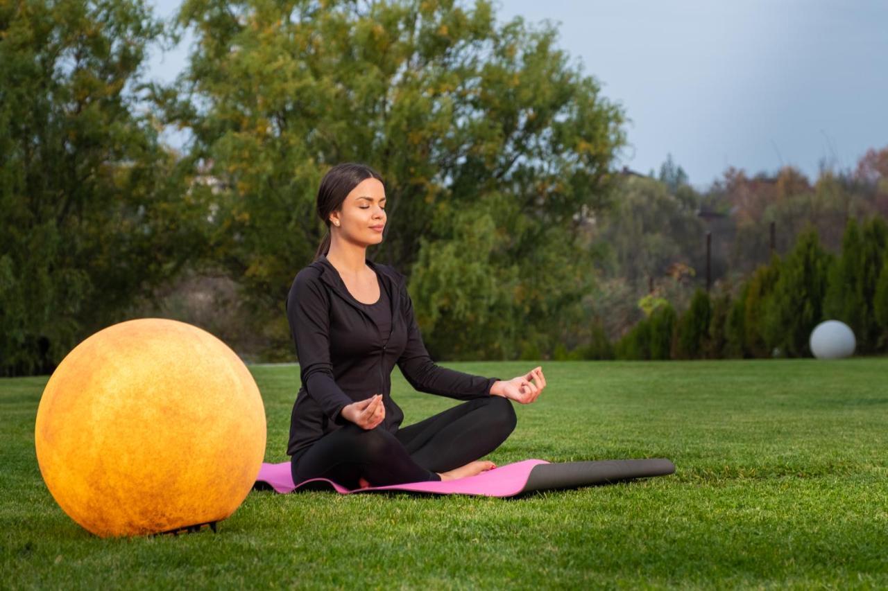 Country Spa Retreat Snagov Bagian luar foto A woman meditating