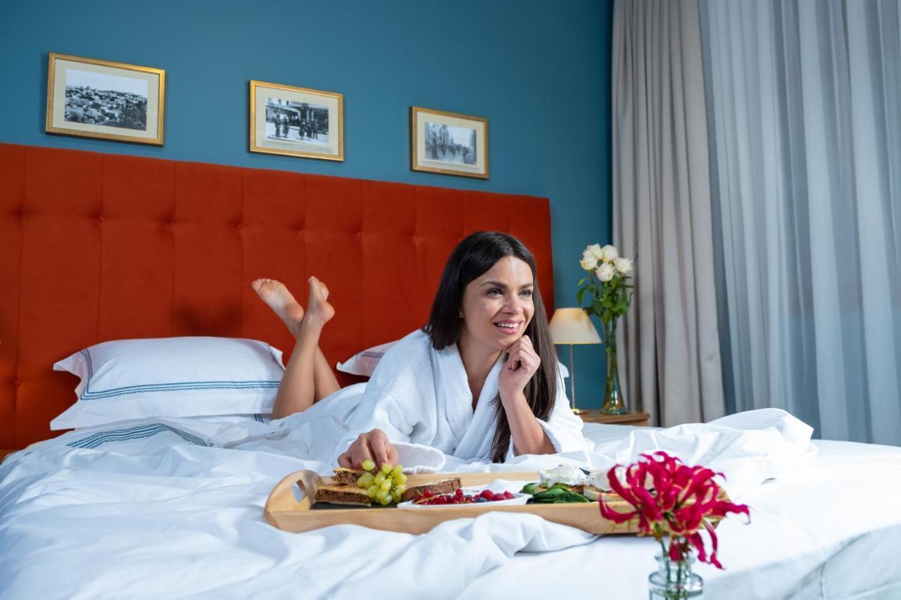 Country Spa Retreat Snagov Bagian luar foto A woman in a bathrobe